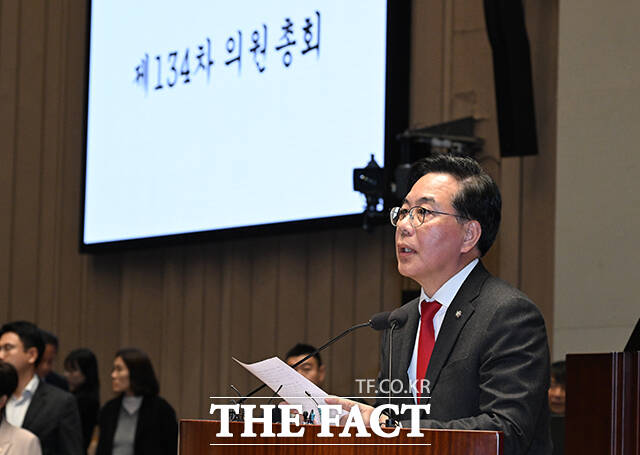 송언석 국민의힘 원내대표가 9일 오후 서울 여의도 국회에서 열린 긴급 의원총회에 참석해 모두발언을 하고 있다. /박헌우 기자