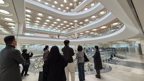 지난 6일 한국실내디자인학회 소속 국내 주요 건축 관련 교수진들이 건축투어를 하고 있다. /한국앤컴퍼니