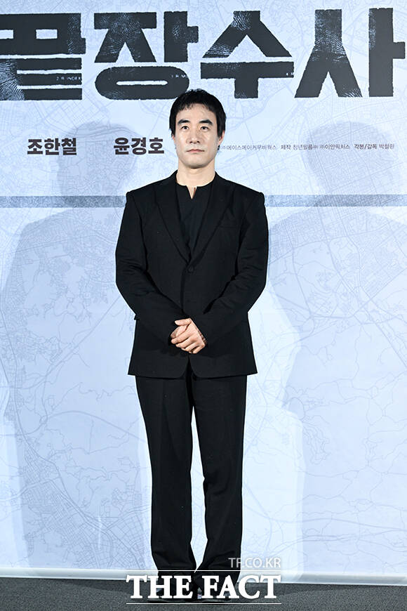 배우 윤경호와 조한철, 이솜, 정가람, 배성우(왼쪽부터)가 9일 오전 서울 용산구 CGV 용산아이파크몰에서 열린 영화 ‘끝장수사’ 제작보고회에 참석해 포즈를 취하고 있다. /서예원 기자