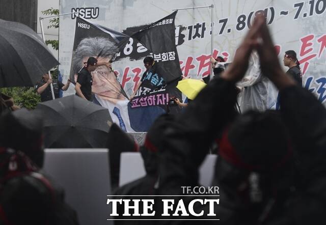전국삼성전자노조가 지난 2024년 7월 경기 화성시 삼성전자 화성사업장 H1 정문 앞에서 총파업 결의대회를 열고 있다. /더팩트 DB