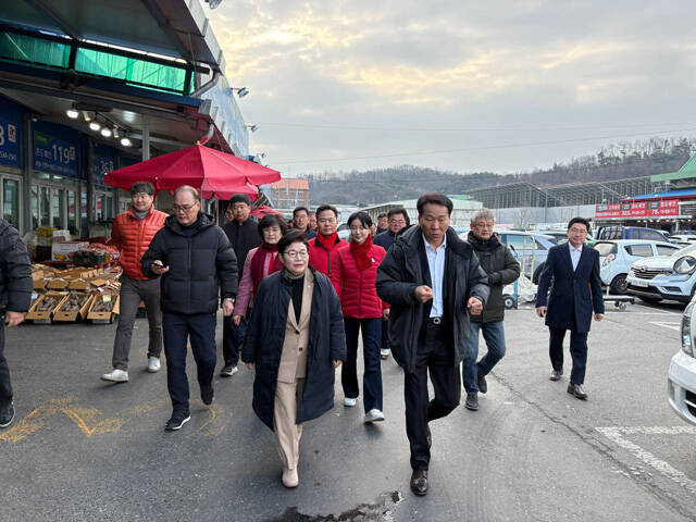 임이자 의원이 경북도지사 출마 선언 후 첫 공식 행보로 안동농산물도매시장을 방문해 상인 및 농민들과 간담회를 가졌다. /임이자 의원실