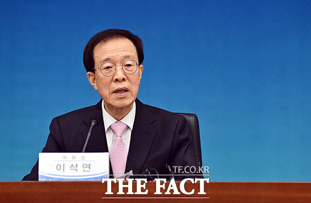 이석연 국민통합위원장이 9일 오전 서울 종로구 정부서울청사 별관에서 열린 20차 전체회의에 참석해 인사말을 하고 있다. /임영무 기자