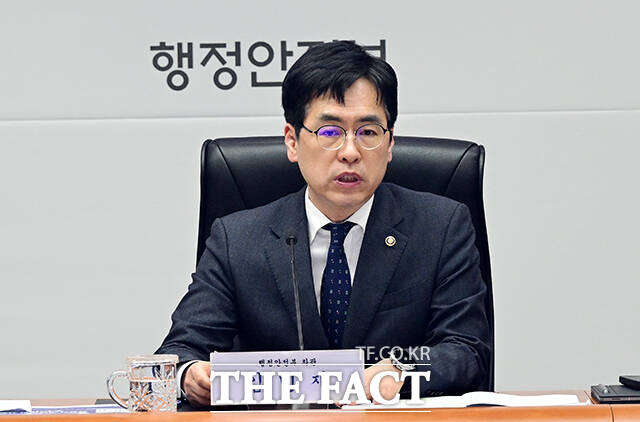 김민재 행정안전부 차관이 9일 오후 서울 종로구 정부서울청사에서 열린 '그냥드림 및 하천 불법시설 정비 관련 회의'에 참석해 모두발언을 하고 있다. /임영무 기자