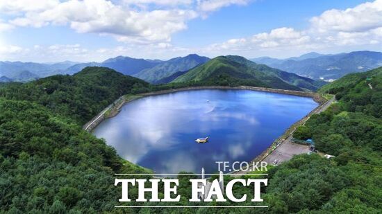 백두산 천지를 닮은 호수로 불리는 경기 가평군 호명호수의 전경. 가평군은 오는 16일부터 호명호수를 재개장할 예정이다. /가평군
