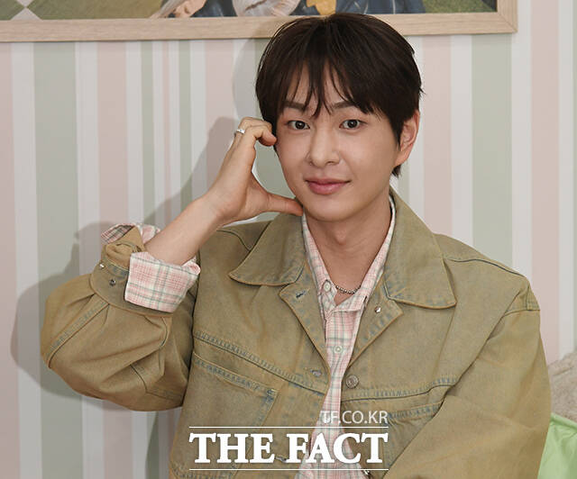 그룹 샤이니의 온유가 9일 오전 서울 성동구 영화 104에서 열린 미니 5집 'TOUGH LOVE' 발매 기념 팝업 스토어 포토콜 행사에 참석해 포즈를 취하고 있다. /박상민 기자