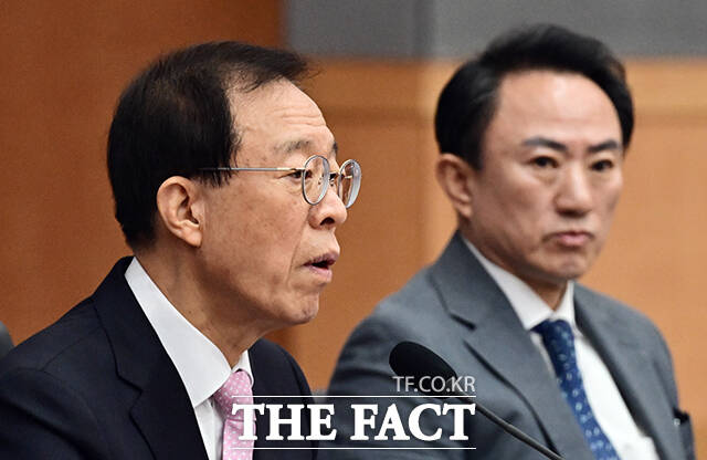 이석연 국민통합위원장이 9일 오전 서울 종로구 정부서울청사 별관에서 열린 20차 전체회의에 참석해 인사말을 하고 있다. /임영무 기자