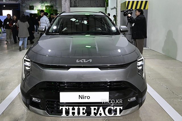 '더 뉴 니로'의 전조등이 켜져 있다.