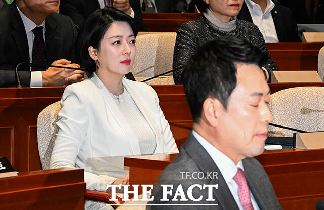 장동혁 국민의힘 대표가 9일 오후 서울 여의도 국회에서 열린 국민의힘 긴급 의원총회에 참석해 생각에 잠겨 있다. /박헌우 기자