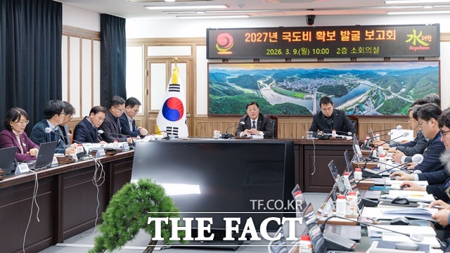 김윤철 합천군수 주재로 '2027년도 국·도비 보조사업 및 공모사업 발굴 보고회'가 열리고 있다. /합천군