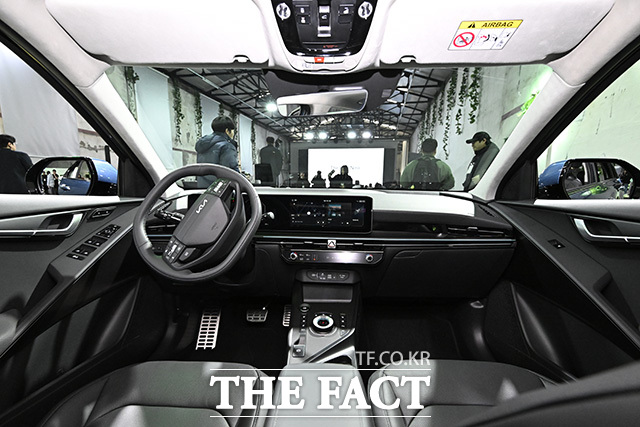 '더 뉴 니로'의 전조등이 켜져 있다.