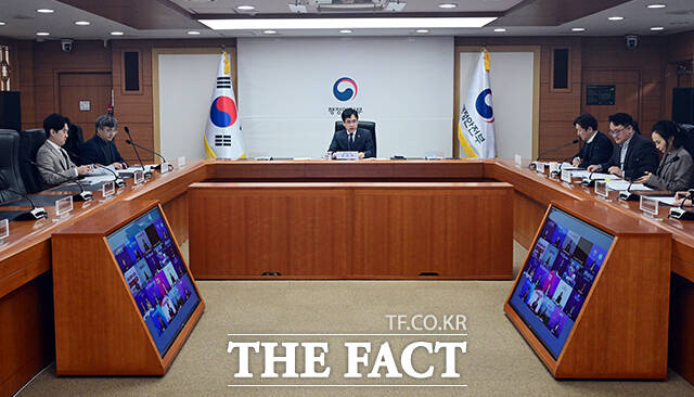 김민재 행정안전부 차관이 9일 오후 서울 종로구 정부서울청사에서 열린 '그냥드림 및 하천 불법시설 정비 관련 회의'에 참석해 모두발언을 하고 있다. /임영무 기자