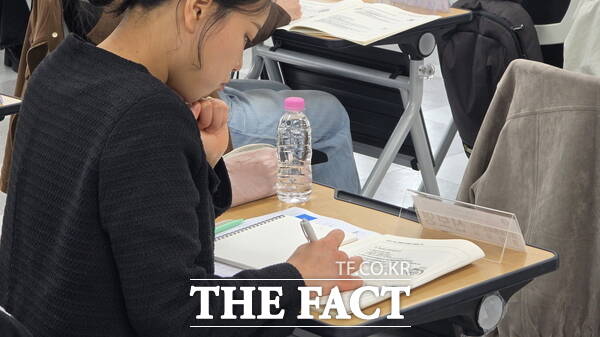 대전시교육청이 지난달 27일 대전교육연수원 분원에서 2026학년도 신규(임용 예정) 영양교사 연수를 실시한 가운데 신규 영양교사들이 강의 내용을 적고 있다. /정예준 기자