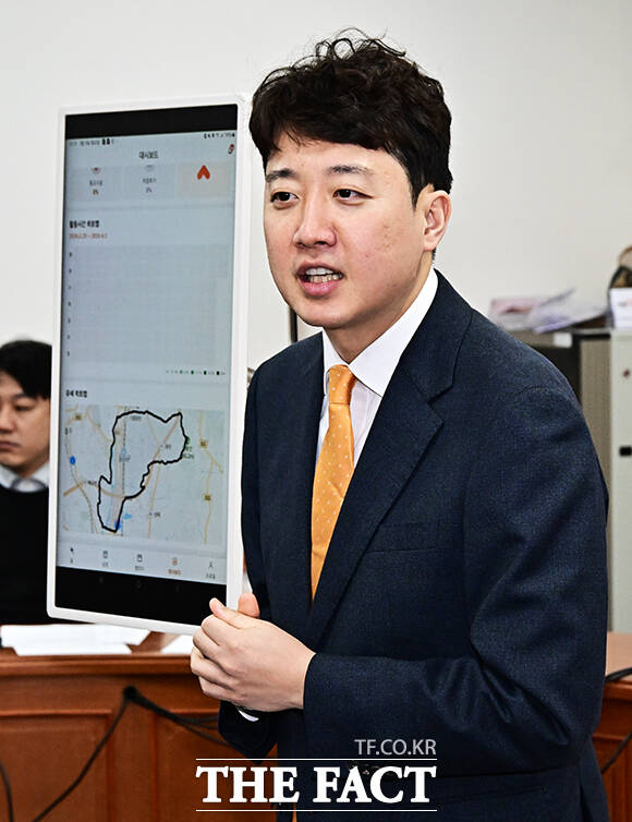 이준석 개혁신당 대표가 9일 오전 서울 여의도 국회에서 ‘AI 선거 사무장' 애플리케이션 시연을 하고 있다. /배정한 기자