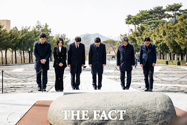 정원오 더불어민주당 서울시장 예비후보가 9일 오전 경남 김해시 봉하마을을 찾아 노무현 전 대통령 묘소에 참배하고 있다.