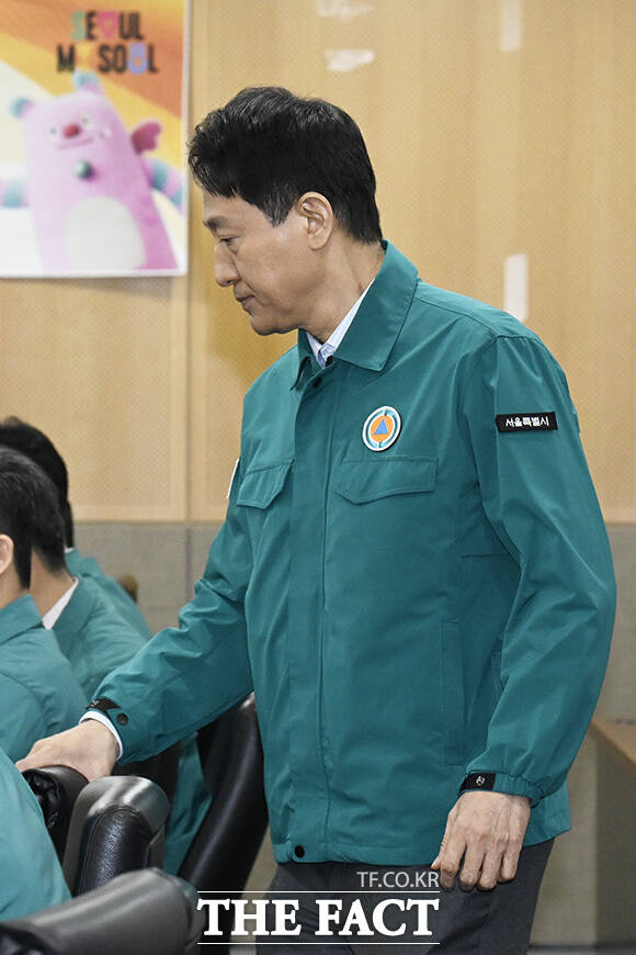 오 시장이 BTS 콘서트 기간 안전 대책 수립을 지시하고 있다.