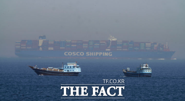 미국·이스라엘과 이란 전쟁에 호르무즈 해협이 봉쇄된 상황에서 주요 중동 산유국이 생산량을 줄이자, 국제유가가 배럴당 100달러를 돌파했다. 2023년 5월 호르무즈 해협에서 항해 중인 대형 컨테이너선과 선박. /AP·뉴시스