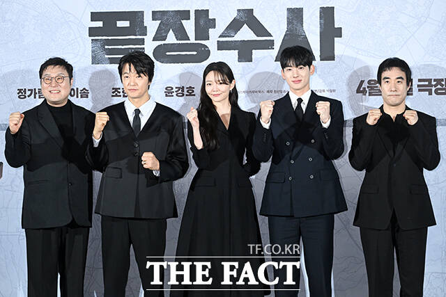 배우 윤경호와 조한철, 이솜, 정가람, 배성우(왼쪽부터)가 9일 오전 서울 용산구 CGV 용산아이파크몰에서 열린 영화 ‘끝장수사’ 제작보고회에 참석해 포즈를 취하고 있다. /서예원 기자