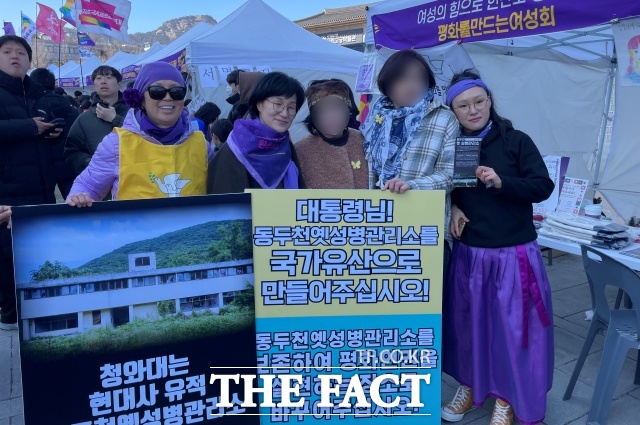 지난 7일 서울 종로구 광화문 서십자각 일대에서 열린 제41회 한국여성대회에서 원민경 성평등가족부 장관이 기지촌 피해자 및 동두천 옛 성병관리소 철거 저지를 위한 공동대책위원회 관계자들과 기념촬영을 하고 있다. /공대위 제공