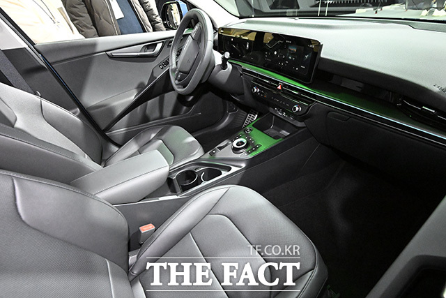 '더 뉴 니로'의 전조등이 켜져 있다.