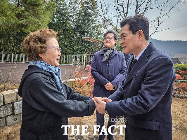 정원오 더불어민주당 서울시장 예비후보가 9일 오전 경남 김해시 봉하마을을 찾아 권양숙 여사를 예방하고 있다.