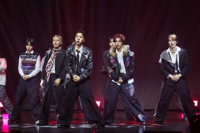 타이틀곡 POP IT LIKE는 듣는 순간 자연스럽게 몸이 반응하는 밝은 리듬과 밝은 분위기가 인상적인 곡이다. 누에라는 POP IT LIKE에서 젊은 시절의 열정을 직관적인 가사로 표현했다. /누아엔터