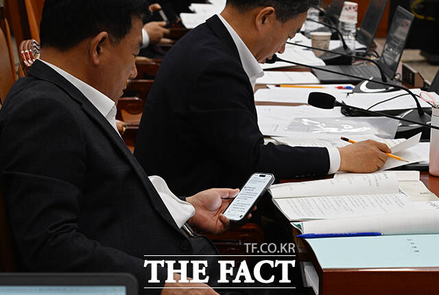 박성민 산자위 야당 간사가 9일 오후 서울 여의도 국회에서 열린 산업통상자원중소벤처기업위원회 전체회의에 참석해 챗GPT를 사용하고 있다. /국회=박헌우 기자