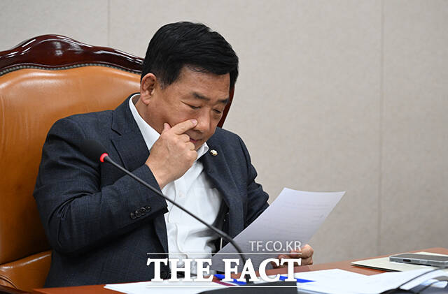 박성민 산자위 야당 간사가 9일 오후 서울 여의도 국회에서 열린 산업통상자원중소벤처기업위원회 전체회의에 참석해 챗GPT를 사용하고 있다. /국회=박헌우 기자