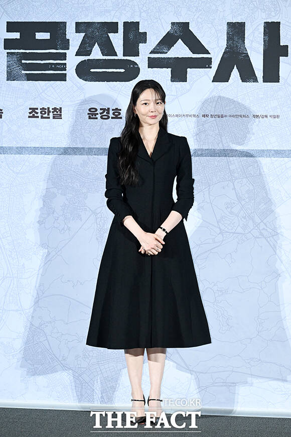 배우 윤경호와 조한철, 이솜, 정가람, 배성우(왼쪽부터)가 9일 오전 서울 용산구 CGV 용산아이파크몰에서 열린 영화 ‘끝장수사’ 제작보고회에 참석해 포즈를 취하고 있다. /서예원 기자