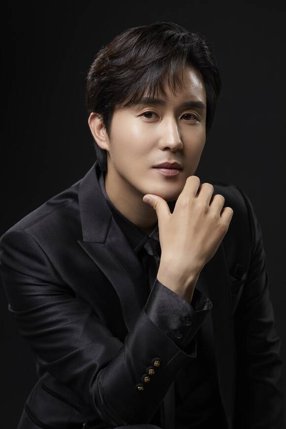 트로트 가수 신유가 초이크리에이티브랩과 전속계약을 체결했다. 초이크리에이티브랩에는 김연자를 필두로 김소연, 홍지윤, 황민우·황민호 형제, 유수비, 그룹 하이키 등이 소속돼 있다./초이크리에이티브랩