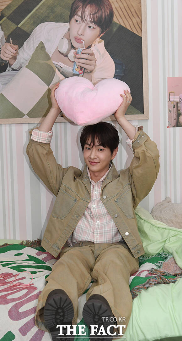 그룹 샤이니의 온유가 9일 오전 서울 성동구 영화 104에서 열린 미니 5집 'TOUGH LOVE' 발매 기념 팝업 스토어 포토콜 행사에 참석해 포즈를 취하고 있다. /박상민 기자