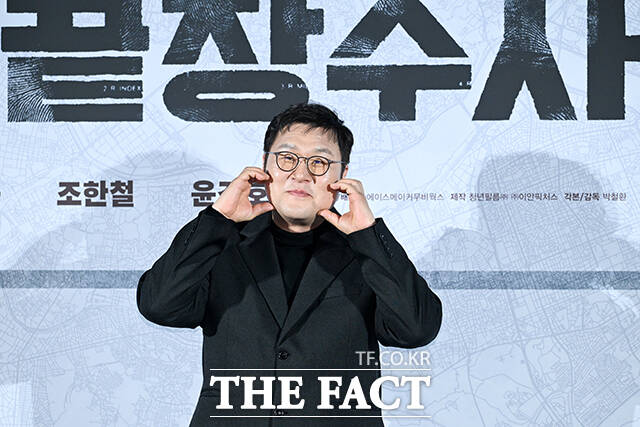 배우 윤경호가 9일 오전 서울 용산구 CGV 용산아이파크몰에서 열린 영화 ‘끝장수사’ 제작보고회에 참석해 포즈를 취하고 있다. /서예원 기자
