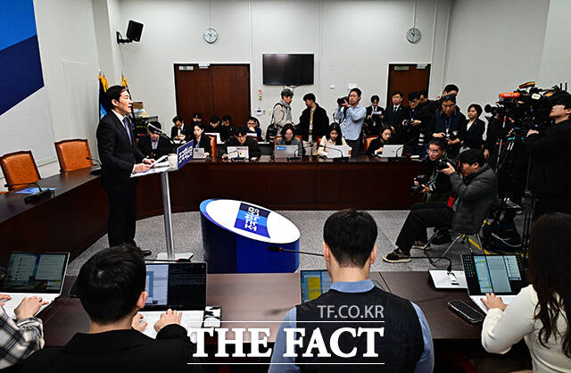 조국 조국혁신당 대표가 9일 오전 서울 여의도 국회에서 열린 조국혁신당 창당 2주년 기자간담회를 열고 발언을 하고 있다. /국회=배정한 기자