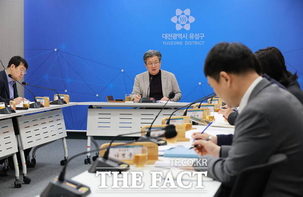 정용래 유성구청장이 9일 주간간부회의를 주재하고 있다. /대전시 유성구