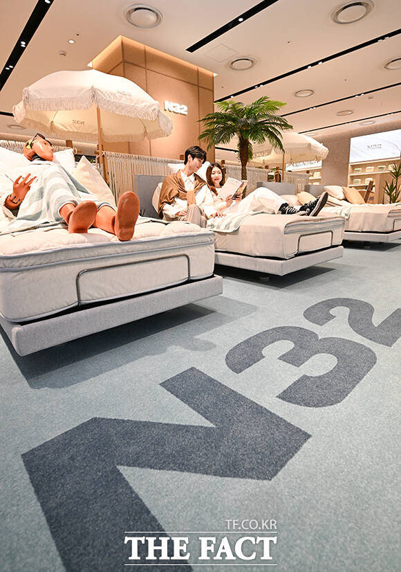 시몬스의 프리미엄 비건 매트리스 N32가 9일 오후 서울 영등포구 더현대 서울에서 팝업스토어를 선보인 가운데 모델들이 제품을 체험하고 있다. /서예원 기자