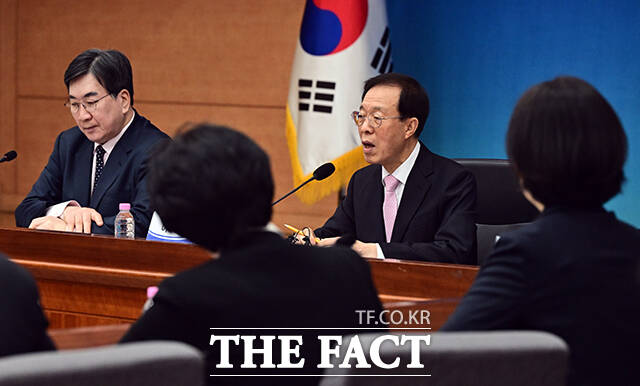 이석연 국민통합위원장이 9일 오전 서울 종로구 정부서울청사 별관에서 열린 20차 전체회의에 참석해 인사말을 하고 있다. /임영무 기자