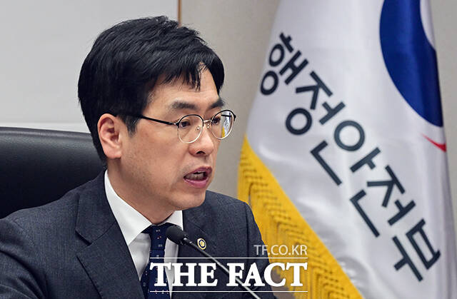 김민재 행정안전부 차관이 9일 오후 서울 종로구 정부서울청사에서 열린 '그냥드림 및 하천 불법시설 정비 관련 회의'에 참석해 모두발언을 하고 있다. /임영무 기자