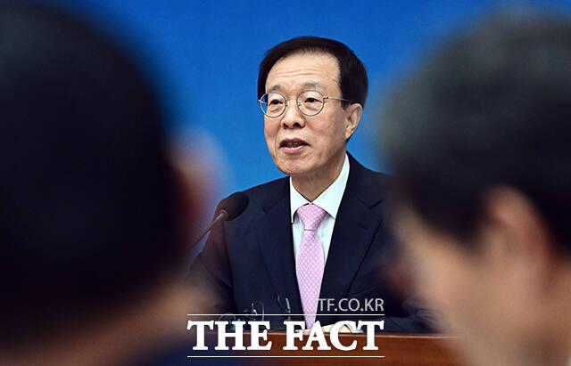 이석연 국민통합위원장이 9일 오전 서울 종로구 정부서울청사 별관에서 열린 20차 전체회의에 참석해 인사말을 하고 있다. /임영무 기자