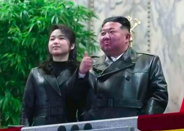 김정은 북한 국무위원장이 3·8 국제부녀절(세계여성의날) 기념 공연을 딸 주애와 관람했다고 노동신문이 9일 보도했다. 사진은 김 위원장이 지난달 25일 평양 김일성광장에서 열린 노동당 제9차 대회 기념 열병식에 주애와 함께한 모습. /뉴시스.조선중앙TV 갈무리