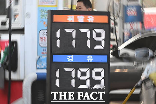 중동사태의 영향으로 국내 휘발유와 경유 가격이 상승을 이루고 있는 가운데 9일 오전 서울 서초구 만남의광장 주유소가 주유하는 차들로 붐비고 있다. /김성렬 기자