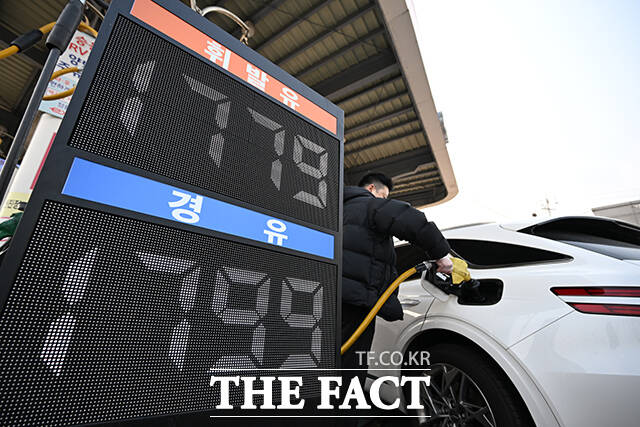 중동사태의 영향으로 국내 휘발유와 경유 가격이 상승을 이루고 있는 가운데 9일 오전 서울 서초구 만남의광장 주유소가 주유하는 차들로 붐비고 있다. /김성렬 기자