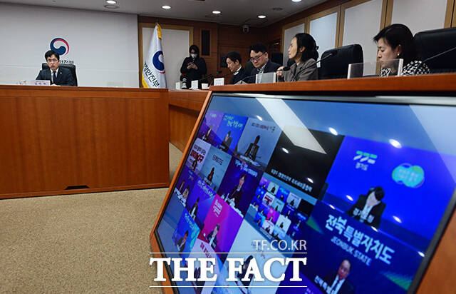 김민재 행정안전부 차관이 9일 오후 서울 종로구 정부서울청사에서 열린 '그냥드림 및 하천 불법시설 정비 관련 회의'에 참석해 모두발언을 하고 있다. /임영무 기자