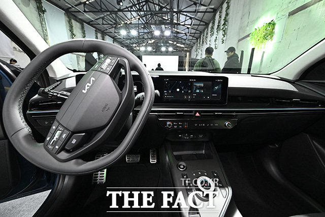 '더 뉴 니로'의 전조등이 켜져 있다.