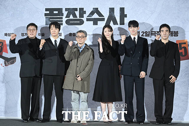 배우 윤경호 조한철과 박철환 감독, 배우 이솜 정가람 배성우(왼쪽부터)가 9일 오전 서울 용산구 CGV용산아이파크몰에서 열린 영화 '끝장수사' 제작보고회에 참석해 다양한 얘기를 나눴다. /서예원 기자