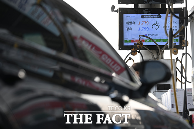 중동사태의 영향으로 국내 휘발유와 경유 가격이 상승을 이루고 있는 가운데 9일 오전 서울 서초구 만남의광장 주유소가 주유하는 차들로 붐비고 있다. /김성렬 기자