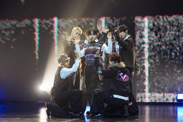 누에라는 우리 에너지와 젊음이 터져나가는 순간을 음악으로 만들었다며 누에라만의 독보적인 에너지를 보여드리겠다. 누에라가 어떤 팀인지 보여주겠다고 말했다. /누아엔터