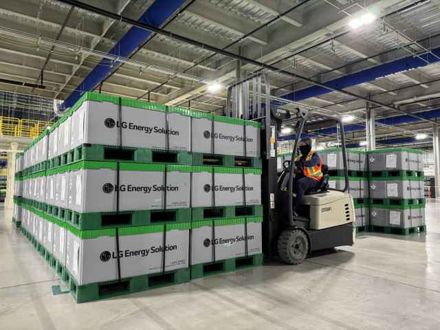 이호현 기후에너지환경부 제2차관은 충남 계룡시에 있는 에이치투(H2) 사업장을 방문해 비리튬계 에너지저장장치(ESS) 기업들과 간담회를 9일 열었다. 사진은 지난달 6일 LG에너지솔루션 캐나다 넥스트스타 에너지 공장에서 ESS 제품이 출하되는 모습. /LG에너지솔루션