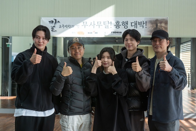 배우 주원, 김한민 감독, 배우 이선빈 박보검 정재영이(왼쪽부터) 영화 '칼: 고두막한의 검'의 첫 액티비티 리딩을 진행했다. /(주)레드아이스엔터테인먼트, 쏠레어파트너스