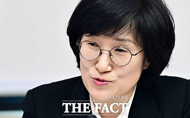동두천시가 옛 성병관리소 부지 존치 문제를 논의하기 위한 ‘정부·지자체·시민단체 대화협의체’ 참여에 소극적인 태도를 보이고 있다. 사진은 원민경 성평등가족부 장관. /임영무 기자