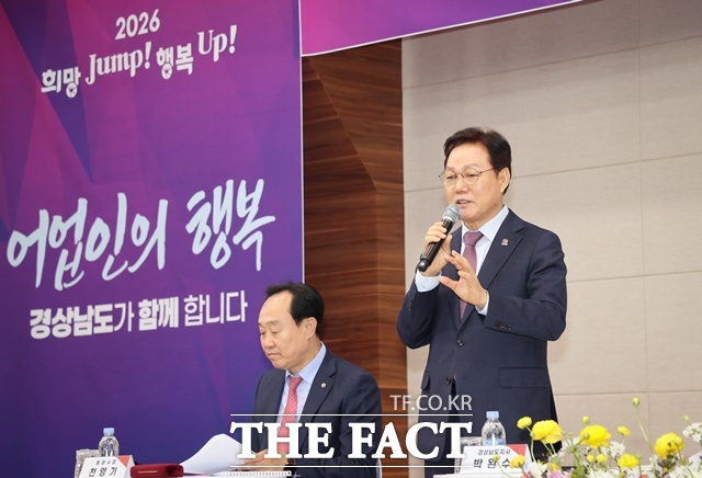 박완수(오른쪽)경남도지사가 통영시에서 열린 ‘해양수산분야 민생현장 간담회’에서 인사말을 하고 있다. /경남도