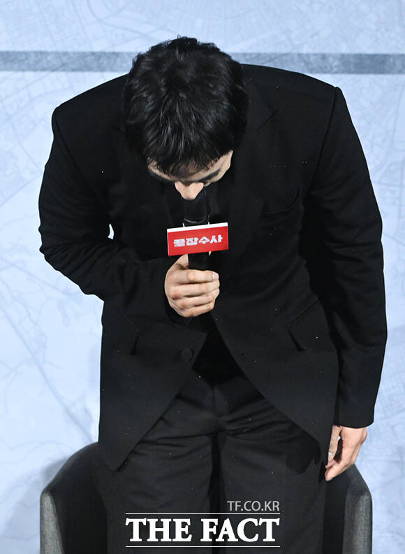 배우 배성우가 9일 오전 서울 용산구 CGV 용산아이파크몰에서 열린 영화 ‘끝장수사’ 제작보고회에 참석해 인사말을 하고 있다. /서예원 기자